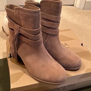 Kookaburra by Ugg, Suede Tassel Ankle Boots, Size 7 1/2 Tan